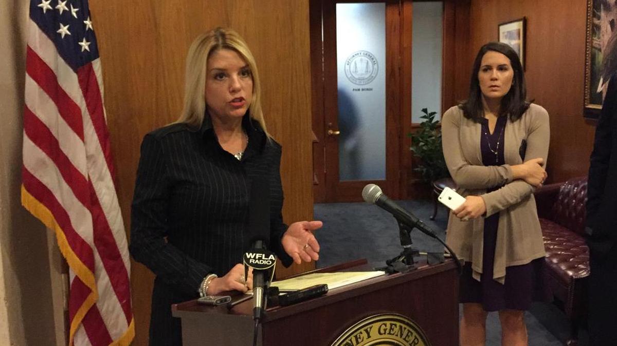 La procuradora general de Florida, Pam Bondi, responde a preguntas de los reporteros el martes en Tallahassee.