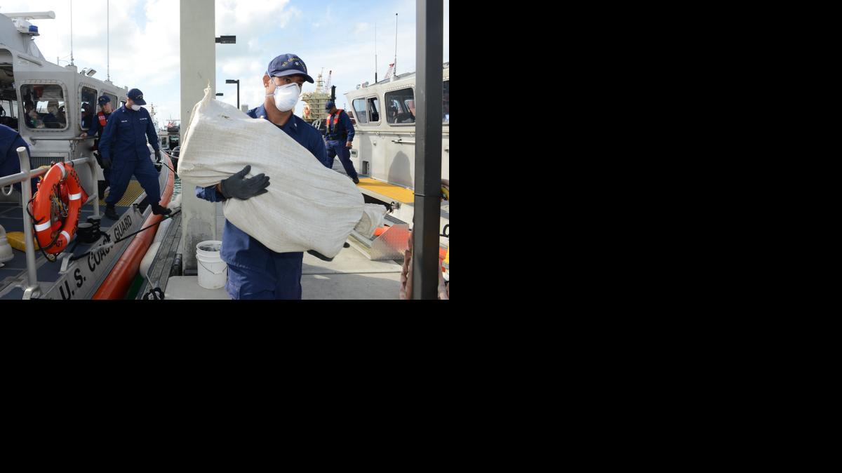 
Miembros de la Guardia Costera bajan a tierra un cargamento de droga confiscado durante una operación en abril de este año.


