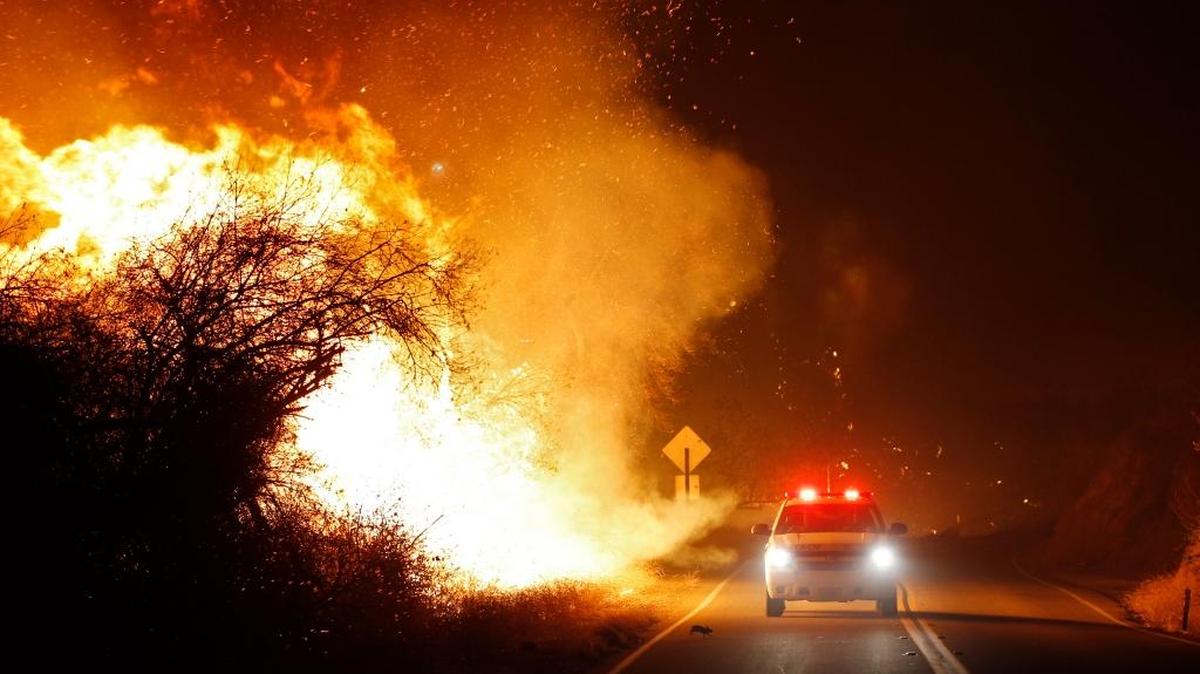 Imagen de un carro de bomberos en una calle cerca a Bonsall, California, la noche del jueves 7 de diciembre del 2017.