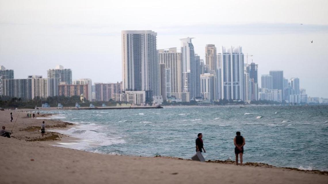 Una de las playas de Miami Beach con los edificios de fondo.