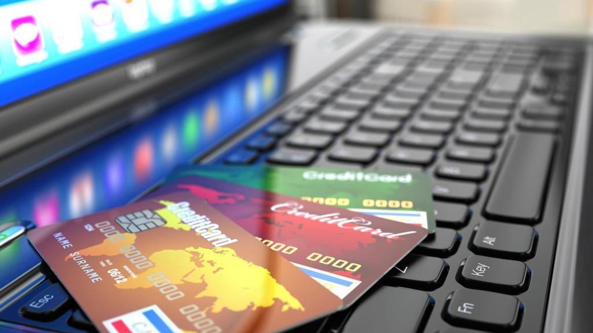
Los agentes federales encontraron decenas de artículos que contenían información personal de identificación como numerosas tarjetas de débito prepagadas, listas del Departamento de Vehículos de la Florida, y del sistema de Escuelas Públicas.
