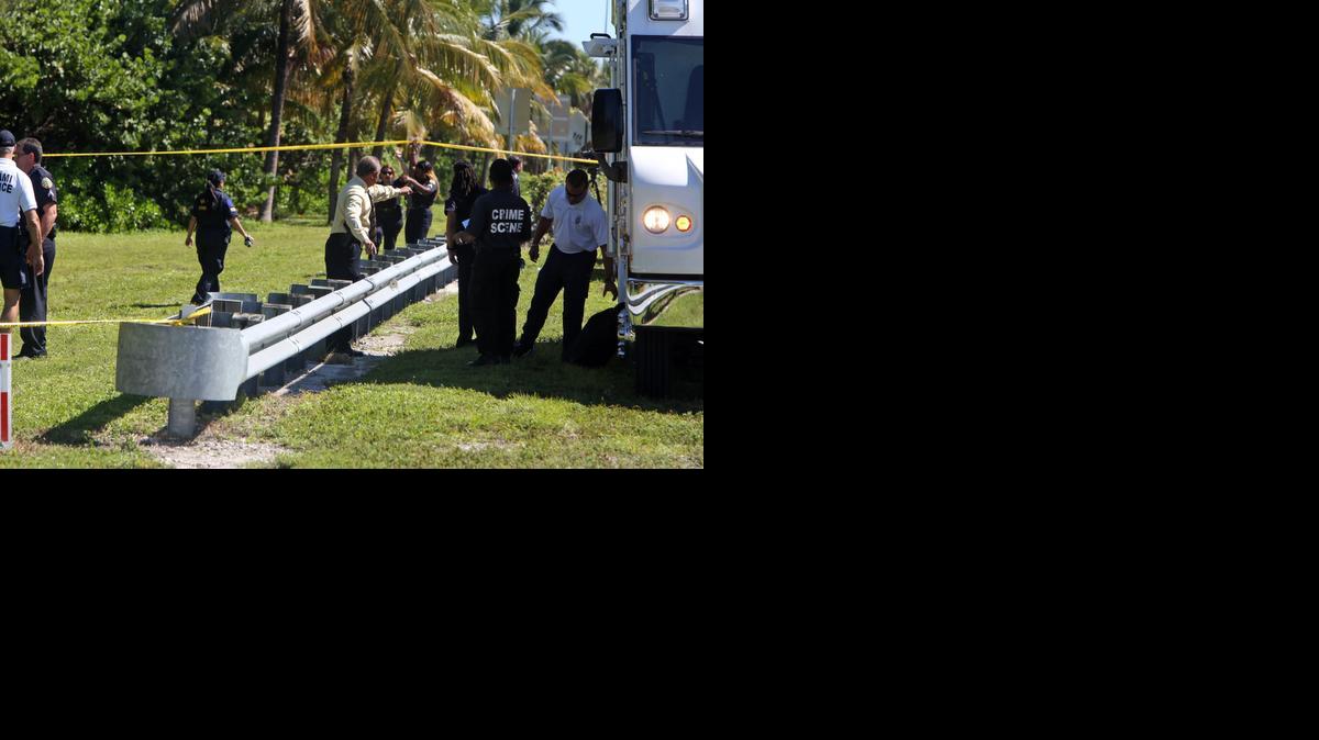 
Agentes de la policía de Miami investigan el lugar al norte del Viaducto Julia Tuttle, Miami, donde el cadáver de una mujer fue descubierto el jueves en la mañana. El reporte inicial indicó que el cadáver tenía una herida de bala. 

