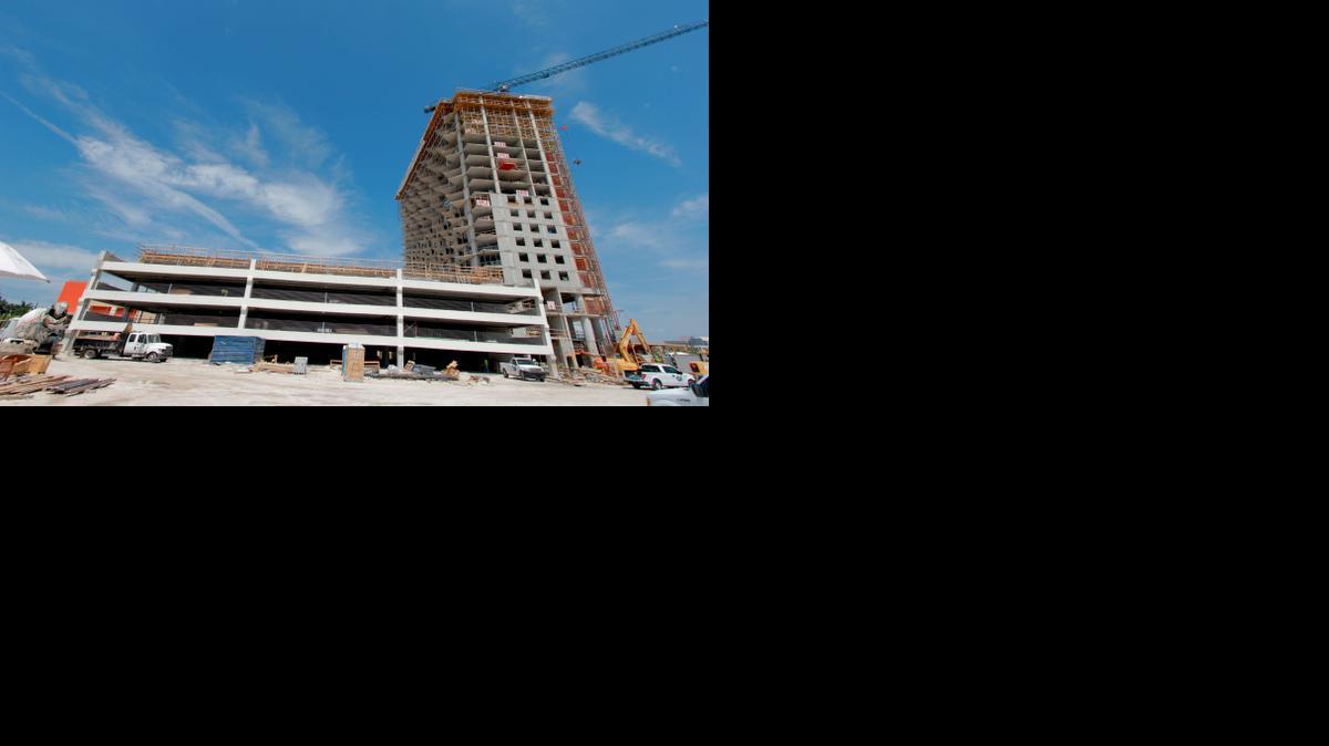 
Un edificio en construcción en el downtown de Doral, un proyecto de más de $1,000 millones a cargo de la firma Codina Partners que está más cerca de inaugurar su primera etapa.


