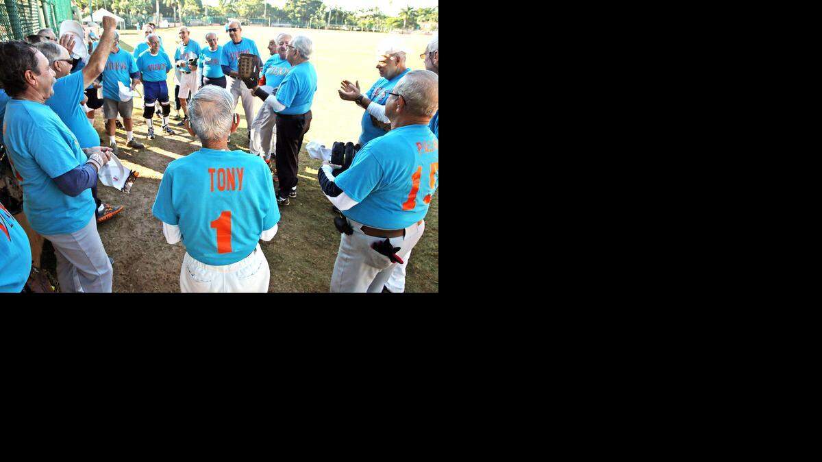 
Los Young Viejos, el equipo de softbol donde juega el veterano Tony Snerto, de espaldas en la foto, tiene una edad promedio de 78 años.
