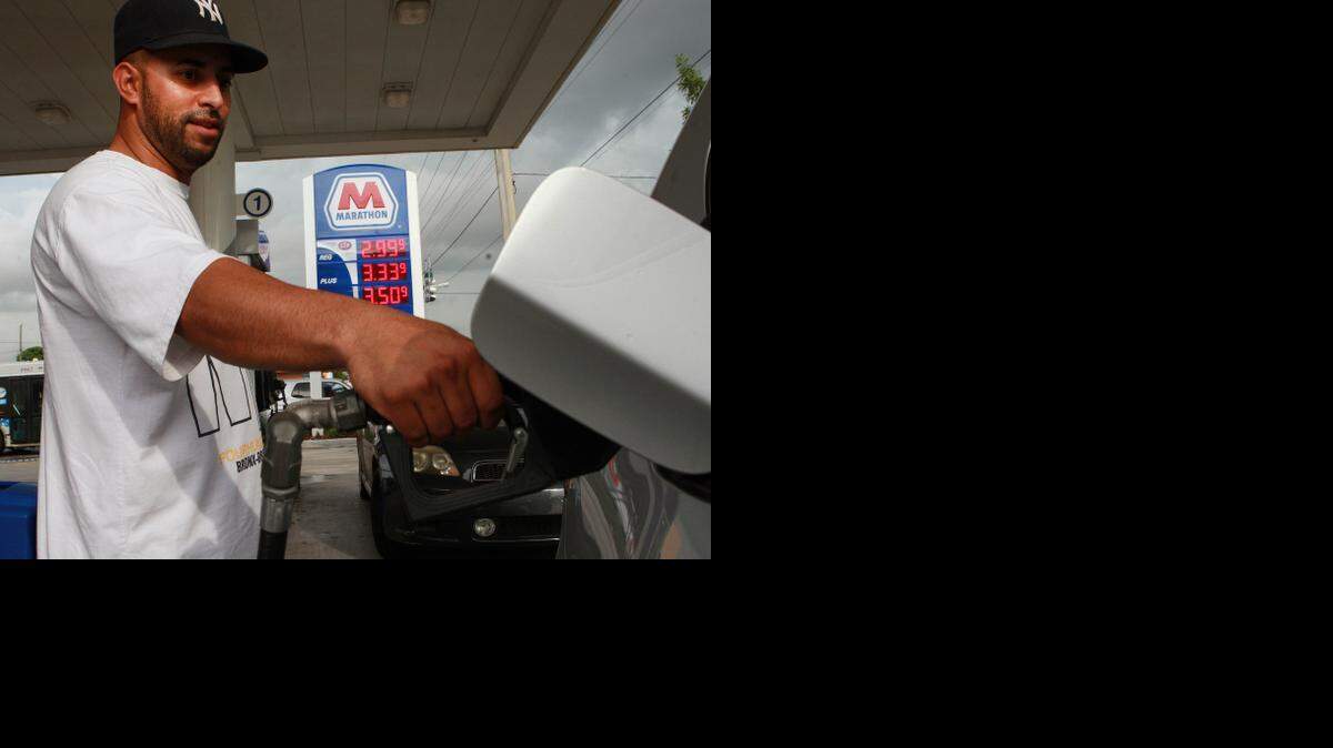 
Joel Morales llena de combustible su vehículo en una estación Marathon de la calle 29 y la avenida 8 del West de Hialeah el miercoles.
