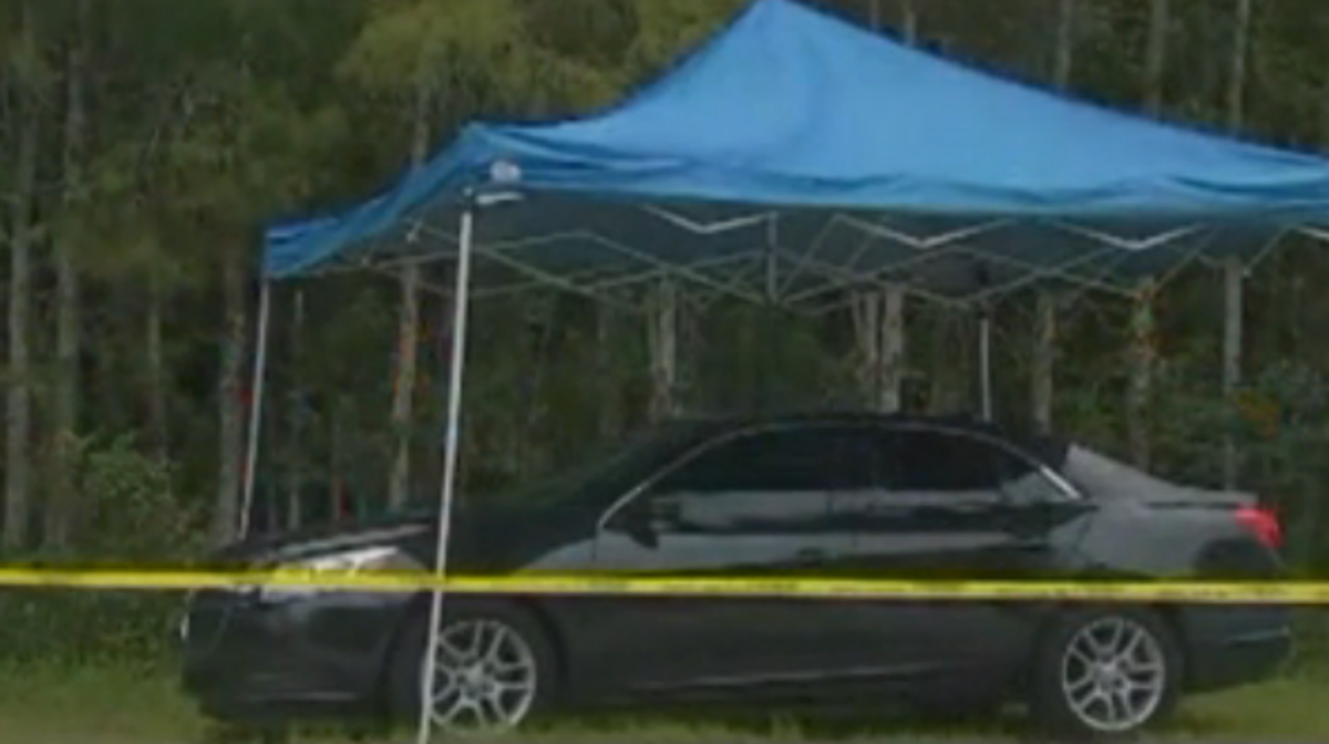 Encuentran a tres personas muertas dentro de este Chevy Malibu estacionado en la US 41 cerca de los límites con Miami Dade.