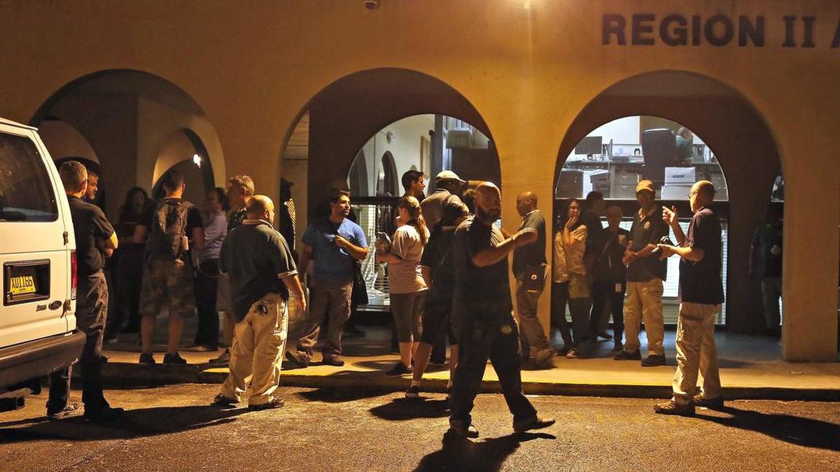 Un grupo de voluntarios y empleados del gobiernos se prepara para un conteo de desamparados en el downtown en octubre del 2015.