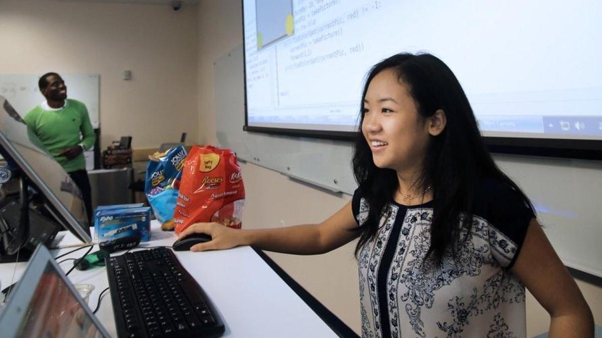 Jacqueline Nguyen, de 16 años, soluciona una secuencia de programación en un programa de FIU.