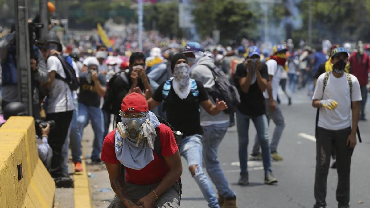 Foto del 10 de abril de 2017. Miles de personas en la capital venezolana protestan contra el gobierno del presidente Nicolás Maduro, exigiendo nuevas elecciones y jurando permanecer en las calles Durante la Semana Santa Semana Santa.