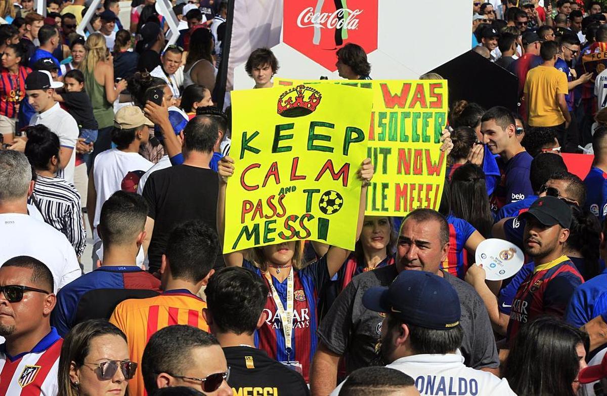 Los aficionados claman por sus jugadores favoritos durante un concierto antes del partido de fútbol "El Clasico" del Real Madrid vs FC Barcelona en el Hard Rock Stadium de Miami Gardens, el sábado 29 de julio de 2017.