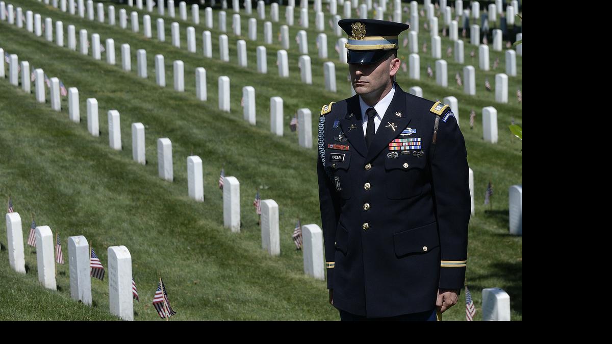 Un guardia de honor espera la llegada de la caravana del presidente Barack Obama a la Tumba del Soldado Desconocido, en Cementerio Nacional de Arlington.