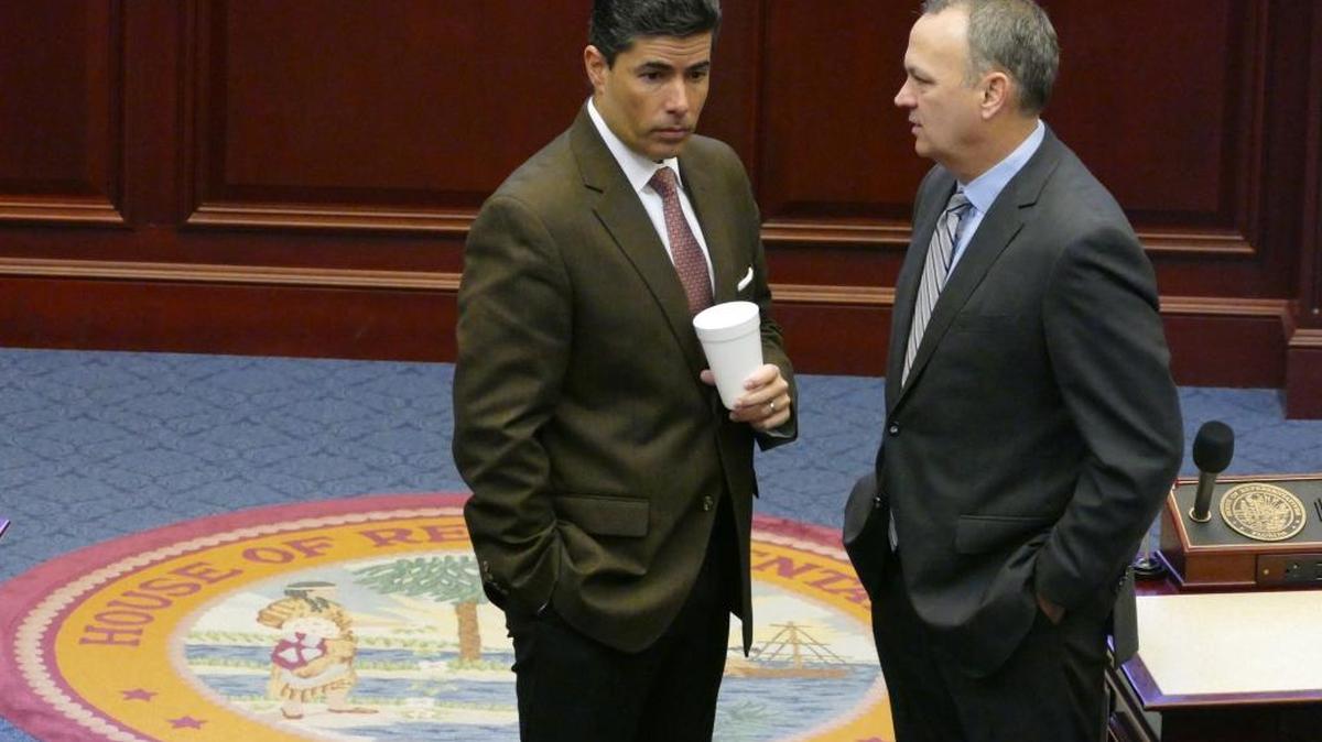 El representante José Oliva (izq.), Republicano por Miami Lakes y el legislador Richard Corcoran, Republicano por Land O’Lakes, hablan en el Capitolio de Tallahassee en marzo.
