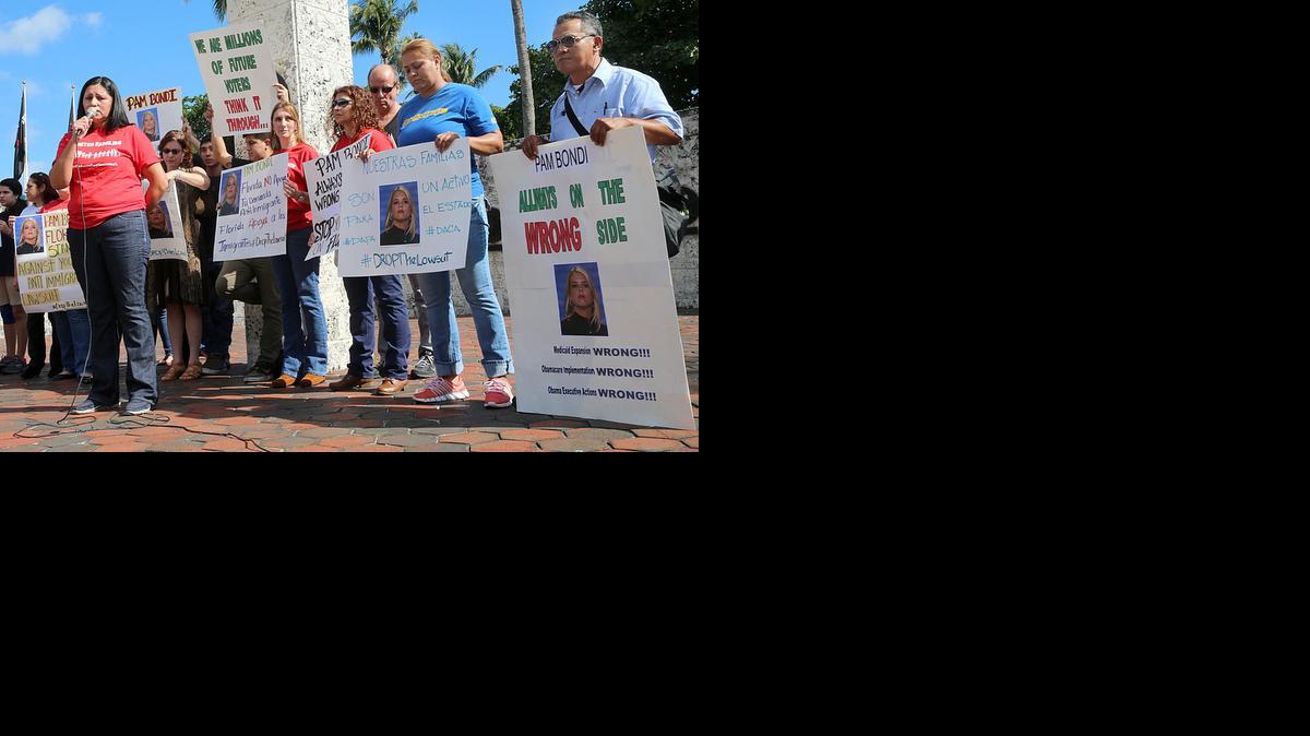 
Un grupo de inmigrantes indocumentados así como activistas que defienden los derechos de los inmigrantes se congregaron el jueves ante la Antorcha de la Libertad en el downtown de Miami.


