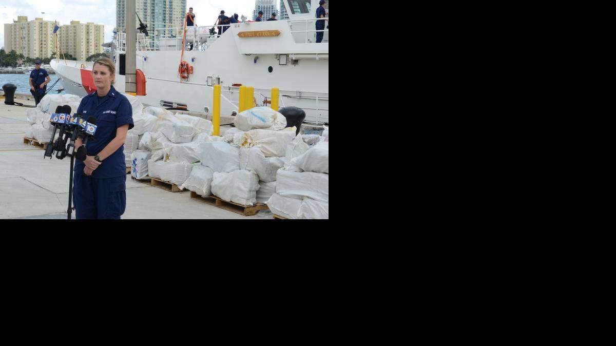 
La teniente Breanna Hite, oficial de operaciones del escampavías Paul Clark descargaron fardos que contenían 4,100 libras de marihuana en la base de la Guardia Costera en Miami.


