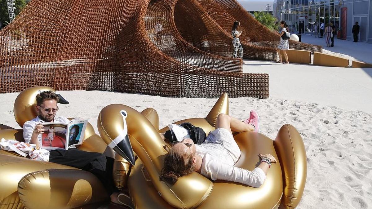 Los visitantes alemanes Susie Von den Stemmen (der.), y Alexander Battle-Lachmann aprovechan las calurosas temperaturas de diciembre durante el Art Basel en Miami.
