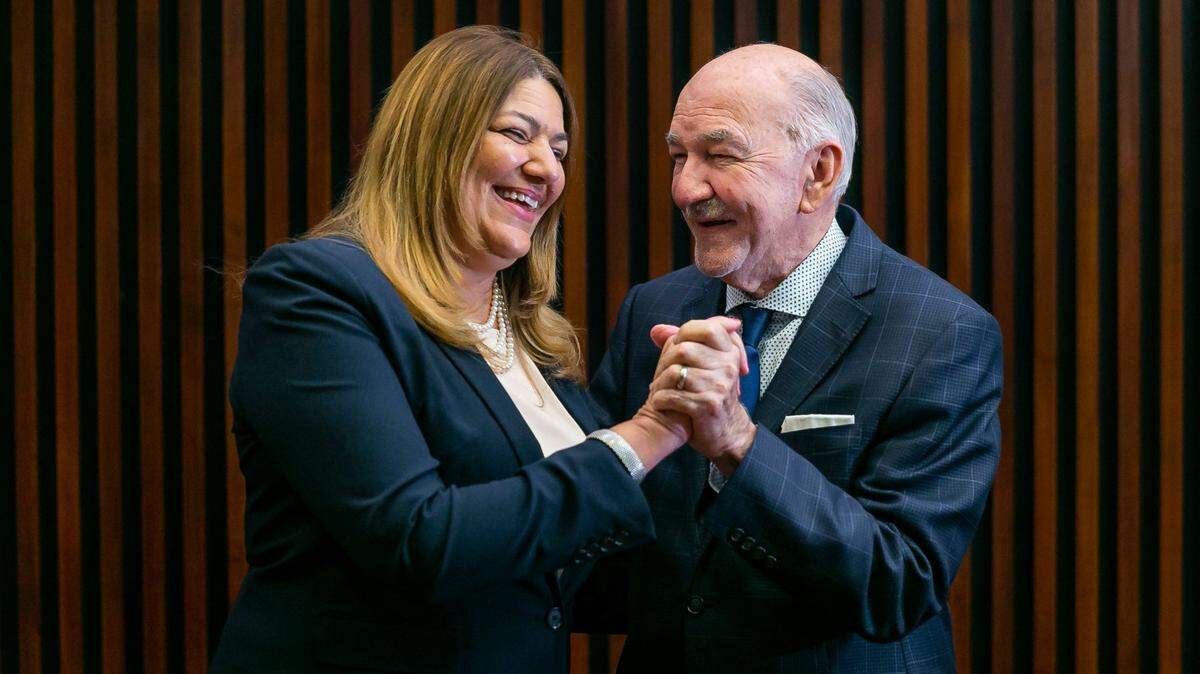 Madeline Pumariega, presidenta de Miami Dade College, y su padre, Miguel Pumariega, de 84 años, se toman de la mano cerca de su oficina dentro de Wolfson Campus, en el downtown de Miami, el martes 30 de noviembre de 2021. Pumariega es la primera mujer presidenta de MDC.