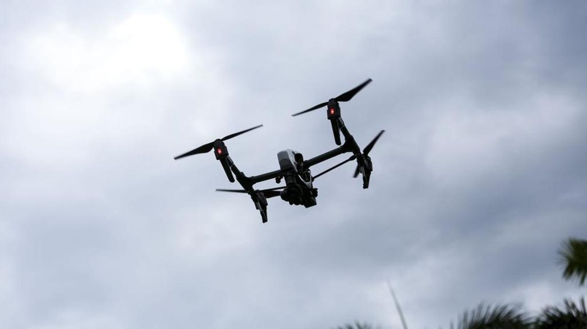 Las autoridades de Palm Beach Gardens hacen una demostración del uso de un dron, el 19 de septiembre.