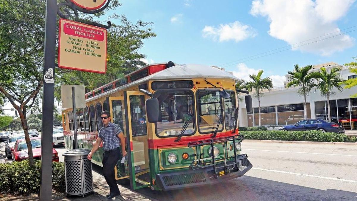 El ‘trolley’ de Coral Gables hace una parada en Ponce De Leon Blvd. Muchas personas toman este servicio gratuito para dar un paseo por el vecindario y sus tiendas.