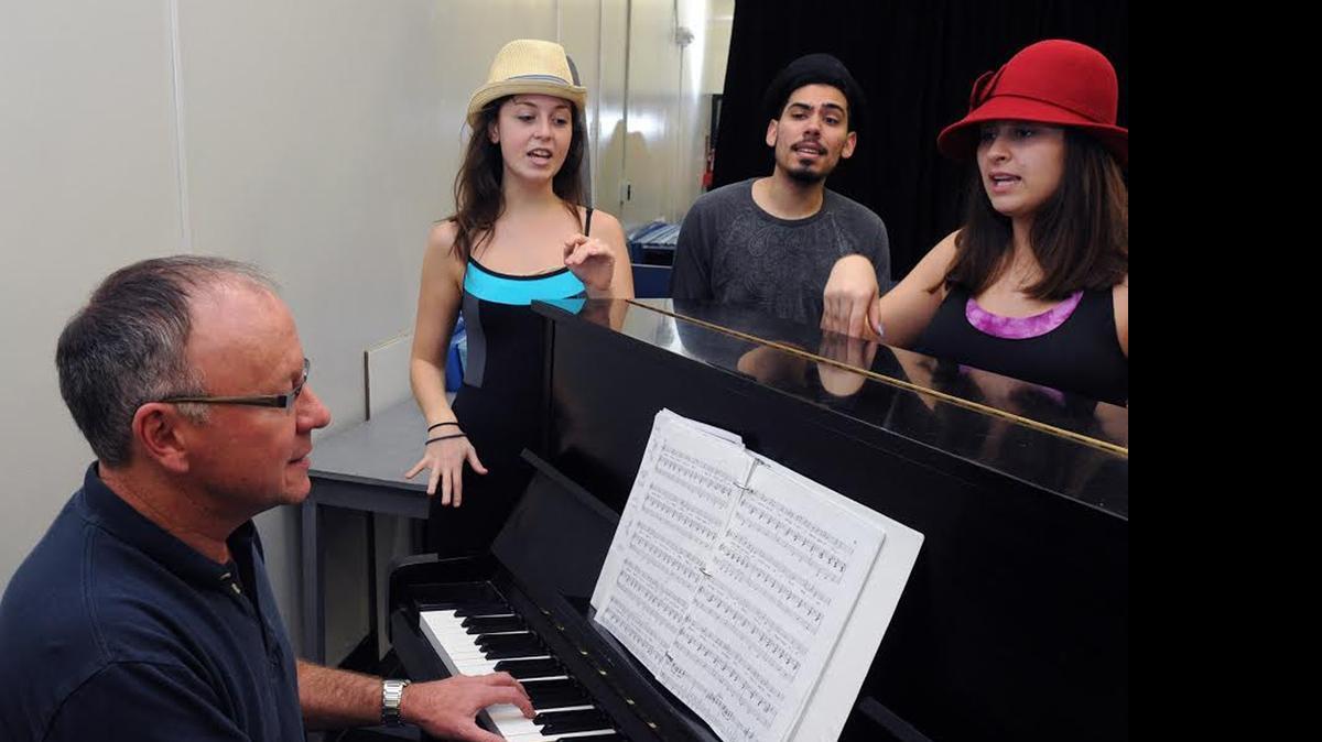 
El profesor Jeff Hess durante un ensayo con los estudiantes del NWSA Kelly Ziegler, Eduardo Morales e Isela Guernica.
