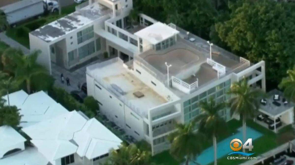 La policía acudió a la casa para entregar una orden en un caso civil que buscaba incautar propiedades.