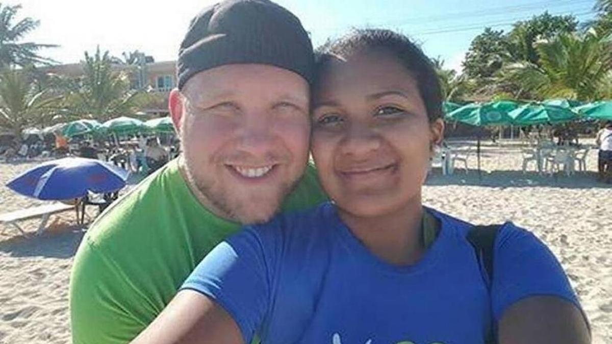 Josh Holt y Thamara Caleño se casaron en junio del 2016 en Venezuela. Dos días después fueron arrestados bajo cargos de posesión de armas. Los dos siguen esperando juicio.