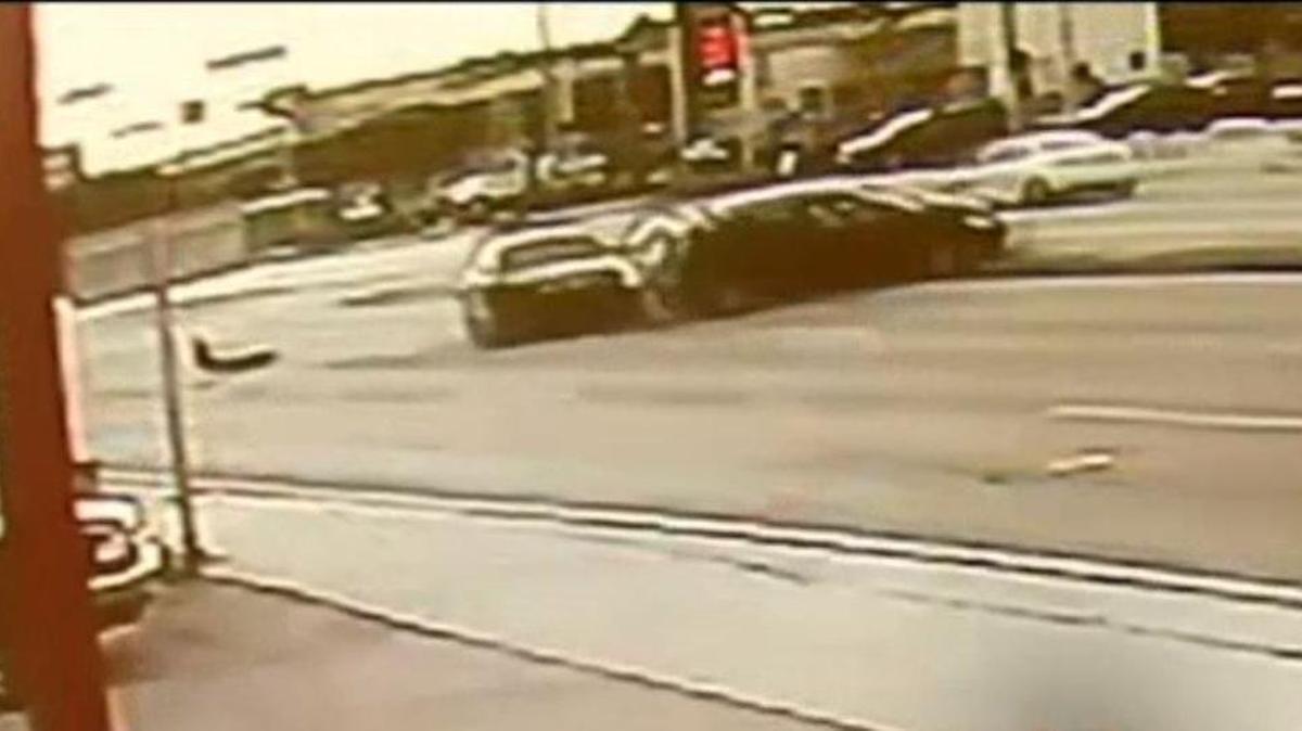 Un video de vigilancia muestra el momento del choque en la calle 40 del suroeste de Miami-Dade.