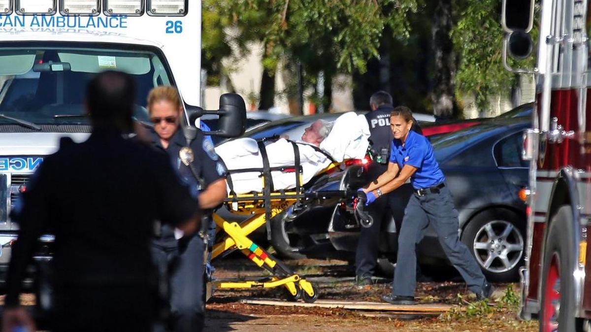 Un residente es evacuado del Centro de Rehabilitación Hollywood Hills, en el condado Broward, donde una falla eléctrica tras el paso del huracán Irma terminó causando la muerte de hasta 14 ancianos.