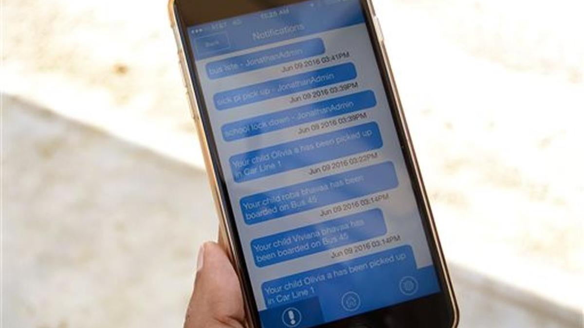 Este es un ejemplo de como trabaja la app PikMyKid que ayuda a organizar la recogida de niños en la escuela.