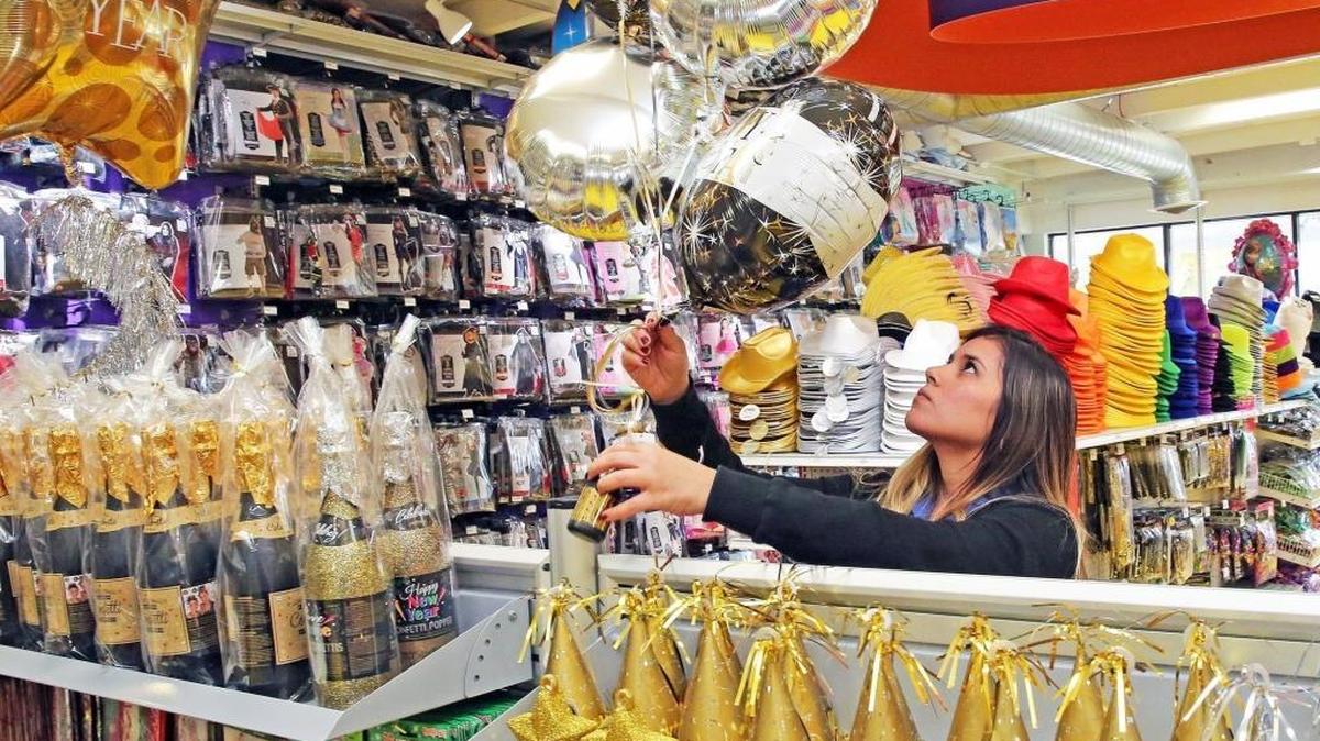 Nathaly Sánchez, vendedora de Happy Fiesta USA, dice que ya tenían como 20 órdenes de globos con el logo del 2018 y Happy New Year. Cada una de estas órdenes incluye de 10 a 30 globos.