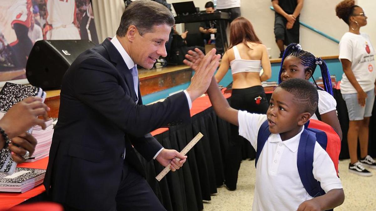 El superintendente de las Escuelas Públicas de Miami-Dade, Alberto Carvalho, saluda al estudiante Samuel Forbes, en Jesse J. McCrary Elementary el 21 de agosto de 2017.