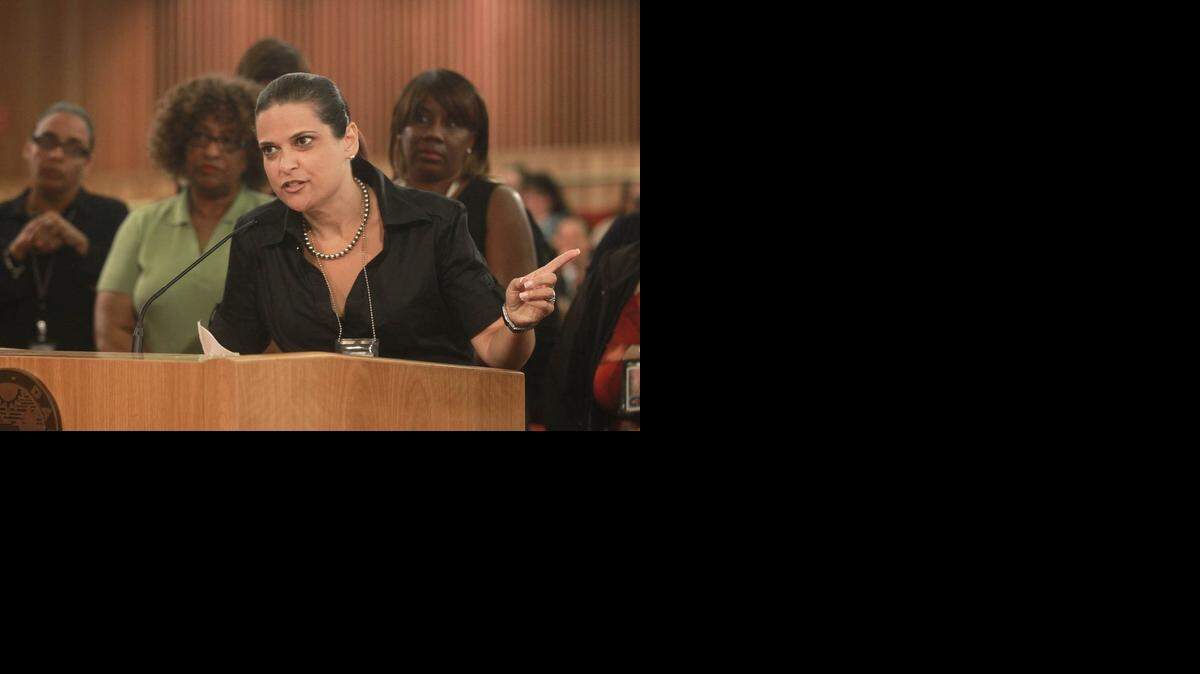 
Jessica Hernandez, investigadora del Departamento de Policía interviene en la discusión.
