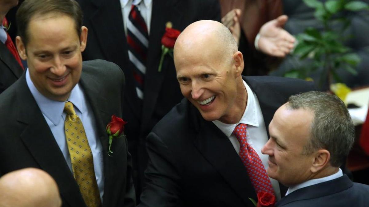 El senador Joe Negron (izq.), republicano de Stuart, junto al gobernador Rick Scott en enero en Tallahassee.