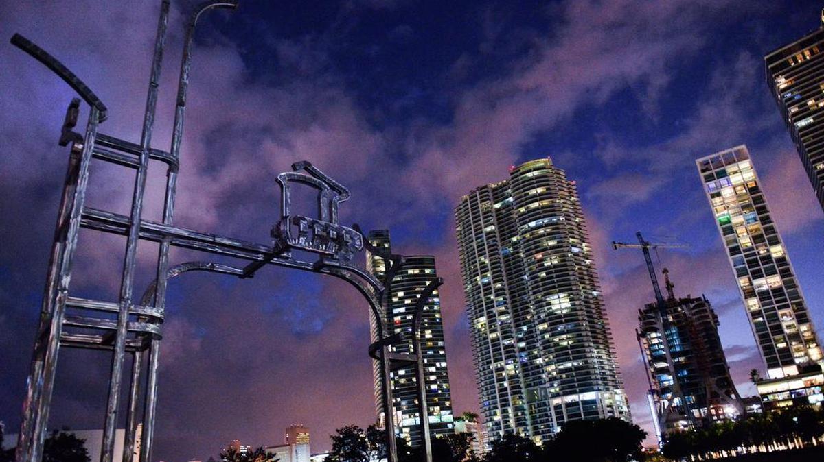 Vista de la instalación pública luminosa del artista español Juan Garaizabal "Balcón de La Habana", la primera pieza de un proyecto para unir Miami con la capital cubana mediante dos de sus obras el lunes 28 de noviembre de 2016, durante la inauguración de la obra en un parque de Miami (EEUU).