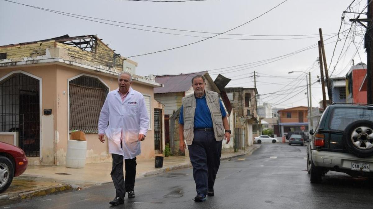 El presentador Raúl de Molina recorrió Naranjito, un pueblo montañoso de Puerto Rico, junto al doctor Ramón Tallaj, directivo de SOMOS Healthcare.