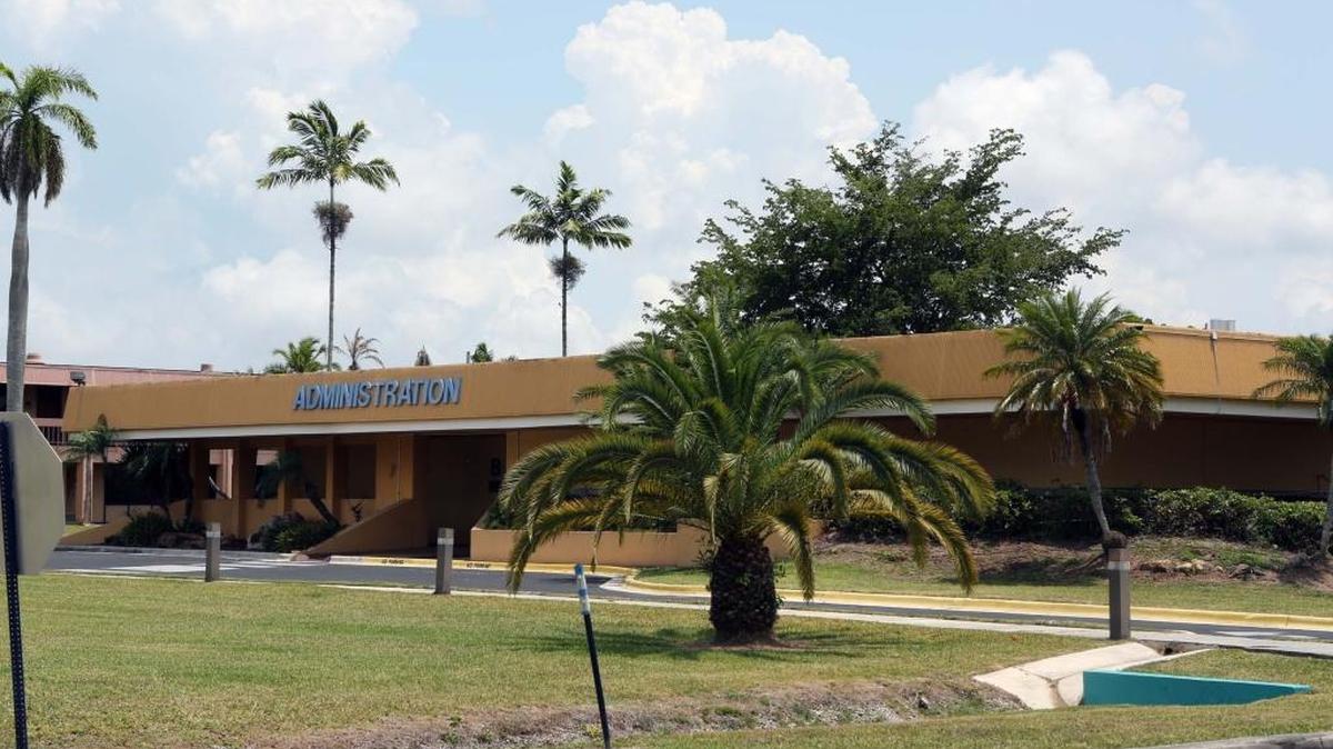 Foto tomada en mayo del edificio donde el gobierno federal acondicionó esta instalación en Homestead que servirá dealbergue para unos 800 menores centroamericanos.
