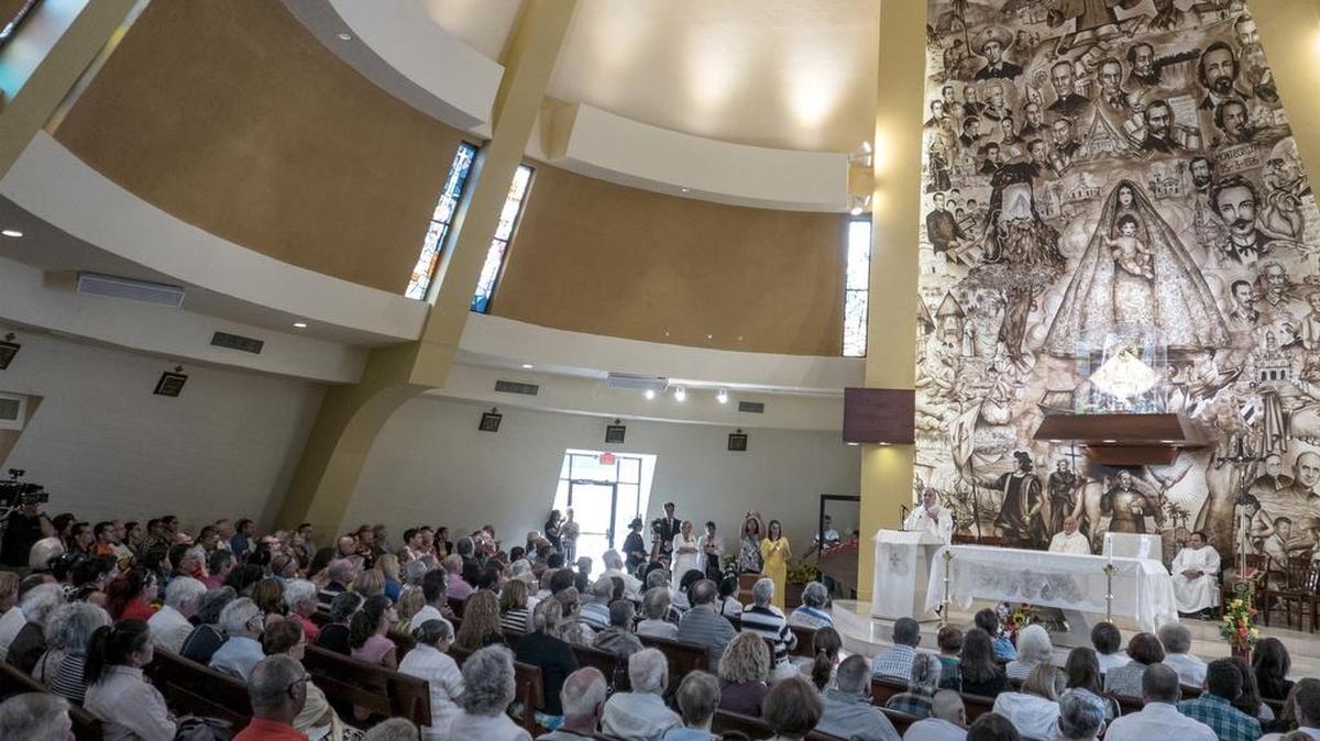 Feligreses rezan para que los cubanos varados en Costa Rica puedan salir de su situación, el domingo 22 de noviembre en la Ermita de la Caridad de Miami.