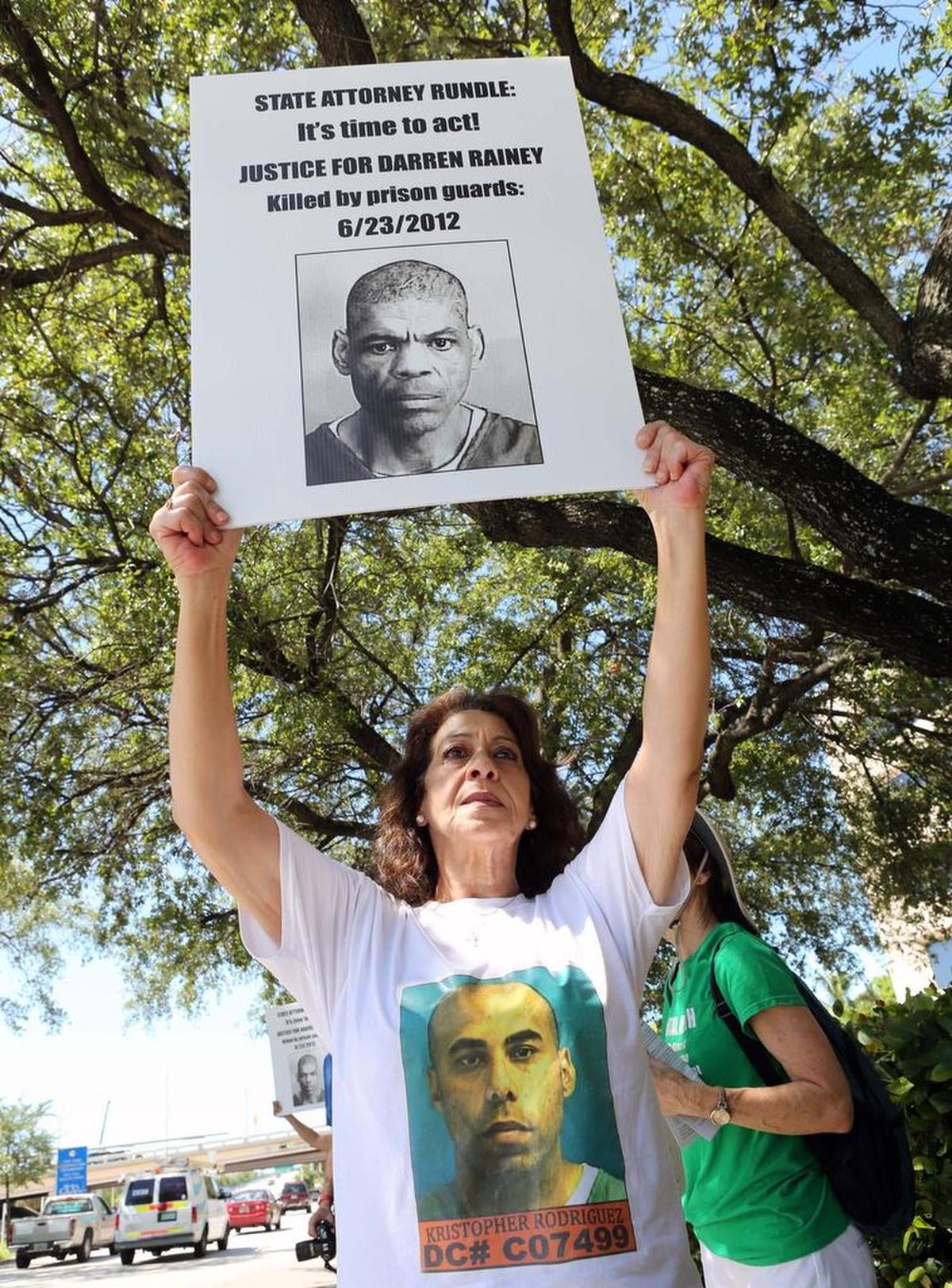 Gemma Pena, madre del prisionero Kristopher Rodriguez, protesta con unas 15 personas el 23 de junio del 2016, frente a las oficinas de la Fiscal Estatal Katherine Fernandez Rundle por los abusos que se cometen en contra de los prisioneros con problemas mentales.