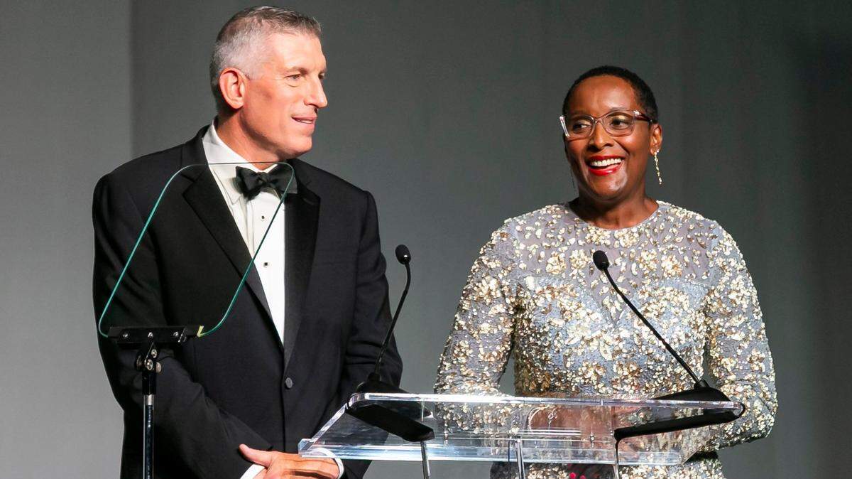 Monica Richardson, directora ejecutiva del Miami Herald, el Nuevo Herald y The Bradenton Herald, junto a Bob McFarlin, gerente general del Miami Herald, el nuevo Herald y The Bradenton Herald durante la 64ª ceremonia los Premios Silver Knight en el James L. Knight Center.