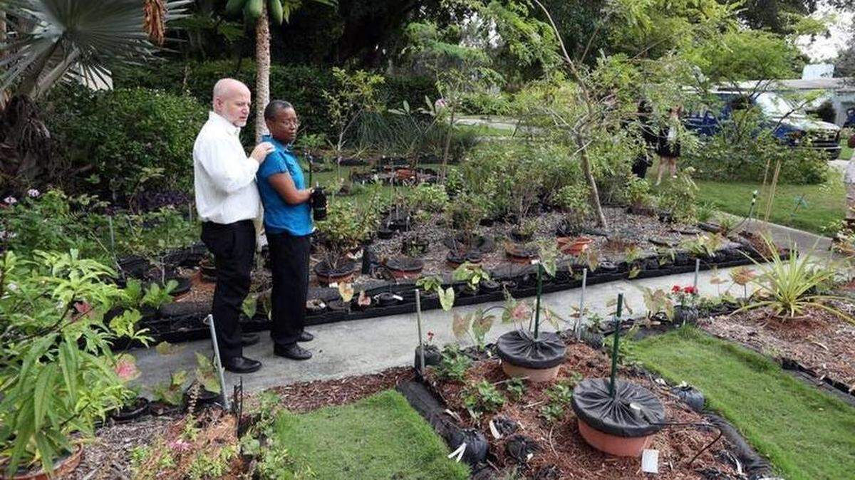 Tom Carroll y Hermine Ricketts en el patio de su casa en Miami Shores en 2013.