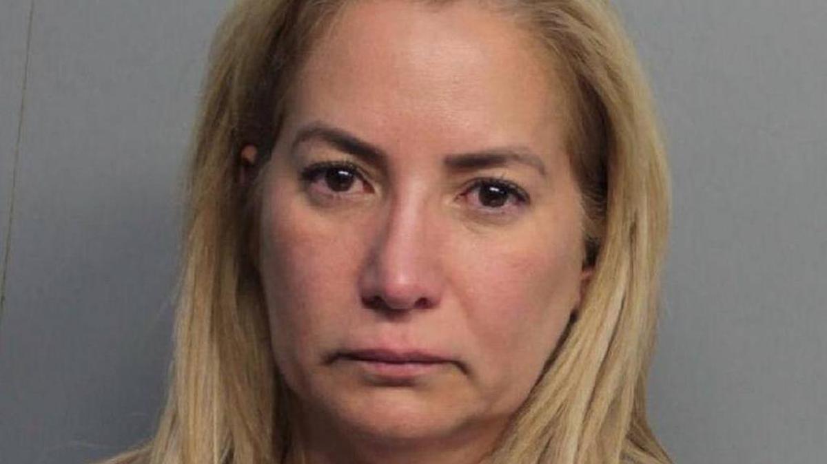 Mirta Morejón, de 50 años, dirigía las subastas de excedentes del Condado Miami-Dade. Esta acusada de amañar las licitaciones para permitir que su novio, Rubén López, comprara propiedades del gobierno a precios más baratos. Los dos se casaron más tarde.