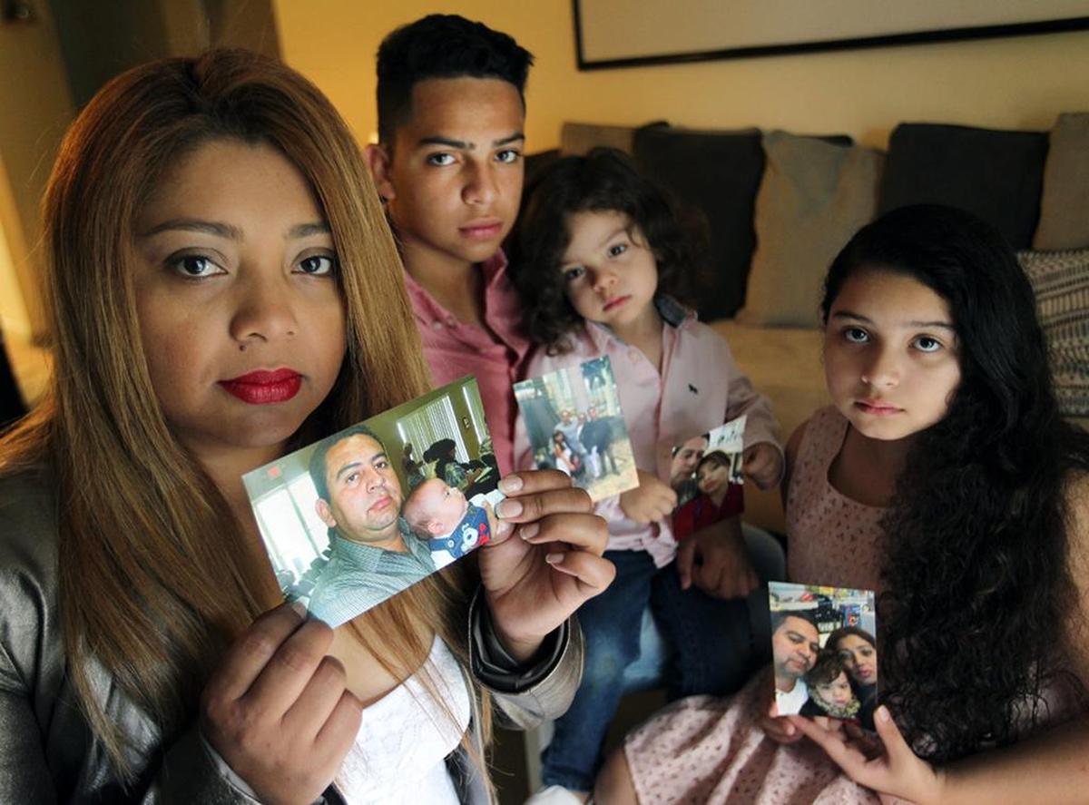 De izquierda a derecha Karla Hernández, con sus hijos, Carlos de 16 años , Mariano de tres, y Karolay, de 13 años. El esposo de Karla, y padre de los pequeños, Mario Alcerro, fue deportado a Honduras en el 2015. Alcerro es el que aparece en las fotos que muestran los familiares.