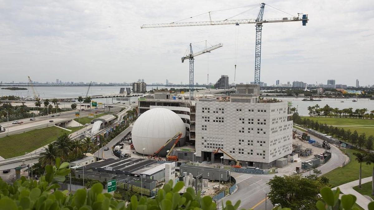 Imagen del 2015 que muestra el Museo de Ciencias Patricia y Phillip Frost en construcción, cerca de Biscayne Boulevard, downtown Miami.