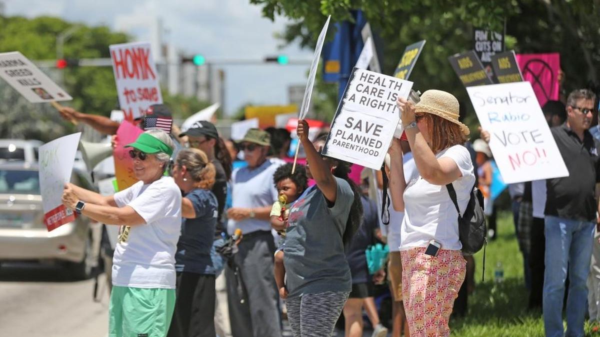Un grupo de opositores al proyecto de ley que busca reformar el sistema de salud protestó el lunes al frente de la oficina del senador Marco Rubio, en Doral.