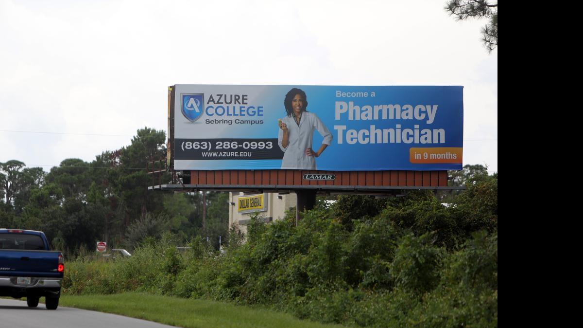 
Una enorme valla publicitaria anuncia carreras en un college en Sebring, Florida. 
