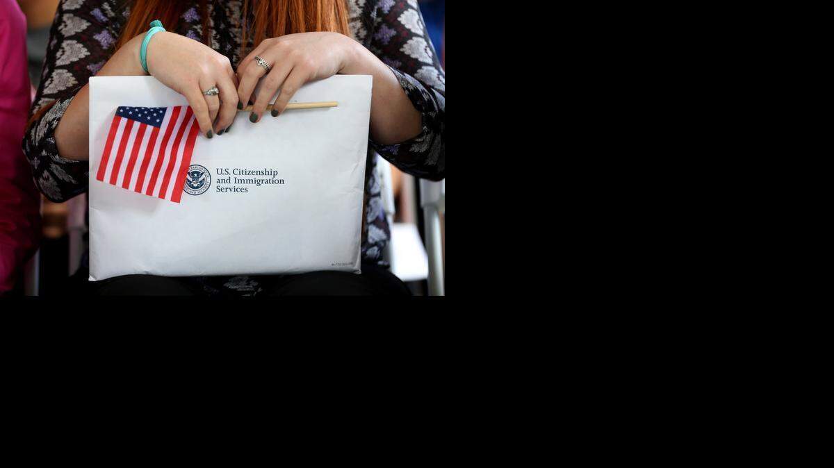 
En el año fiscal 2013, según el informe, un total de 4,205 cubanos recibieron visas de refugiados, un aumento del 6 por ciento respecto a la cifra del 2012.
