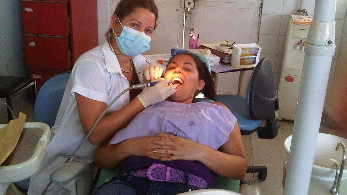 
La dentista cubana Yusleny Cruz atiende a una paciente en una misión médica en Venezuela. Ella desertó el miércoles y cruzó la frontera con Colombia burlando la custodia militar y lanzándose al río Táchira.
