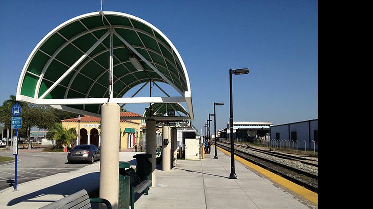 Estación del Tri-Rail Hialeah Market Station, ubicada en el 1200 del Sureste y la Avenida 11. El miércoles 22 de junio, una mujer fue atropellada por un tren cuando caminaba por las vías