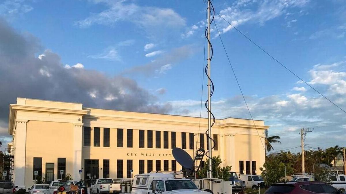 AT&T ha despachado más de 20 equipos de recuperación en la Florida, incluidos cuatro torres portátiles en los Cayos.