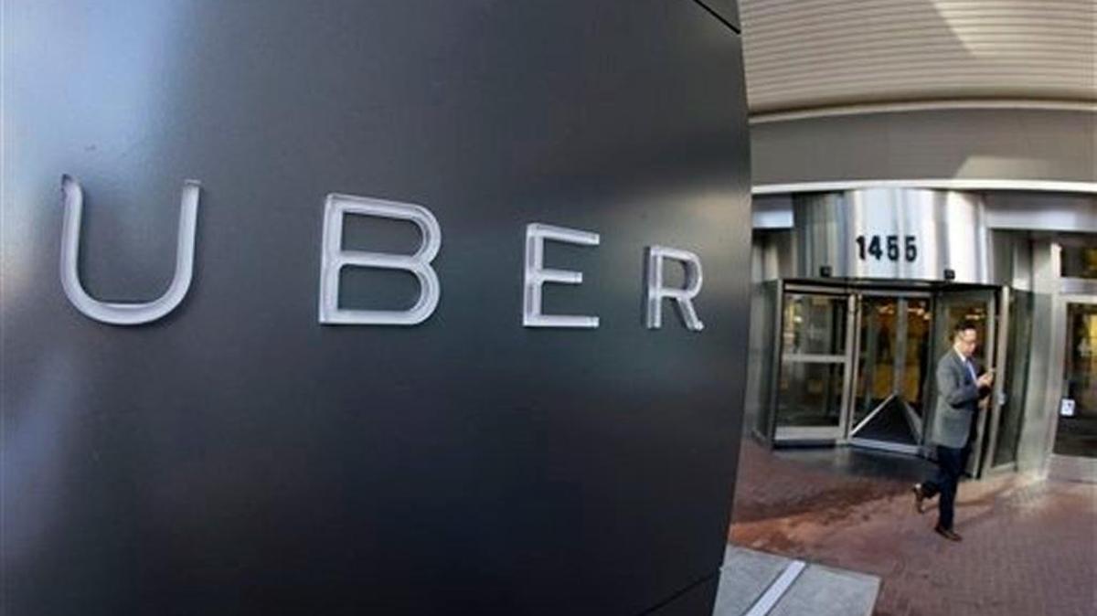 
En esta fotografía de archivo del 16 de diciembre de 2014, un hombre sale de la sede de Uber en San Francisco. 
