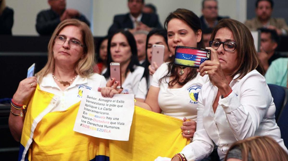 Varias venezolanas participan en el evento donde el grupo de exiliados Veppex rindió homenaje al secreatrio general de la OEA Luis Almagro, en la alcaldía de Doral, el jueves 13 de abril del 2017.